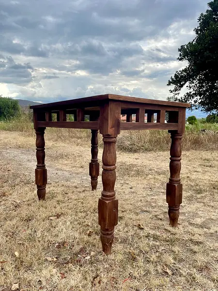 Mesa Clásica Y Patas Torneadas