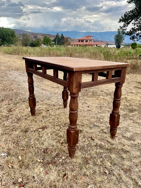 Mesa Clásica Y Patas Torneadas