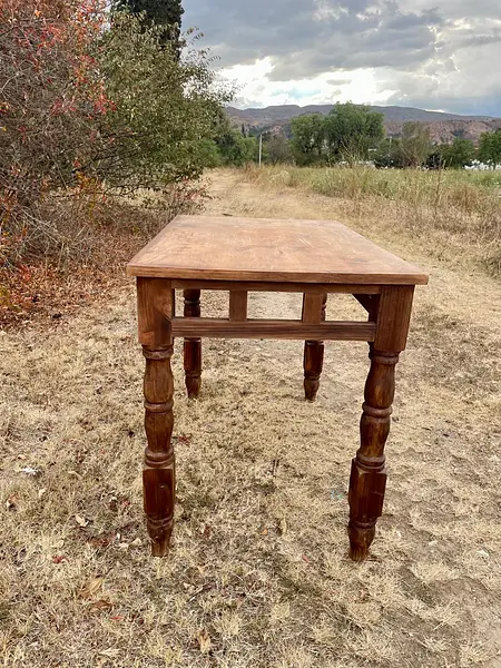 Mesa Clásica Y Patas Torneadas