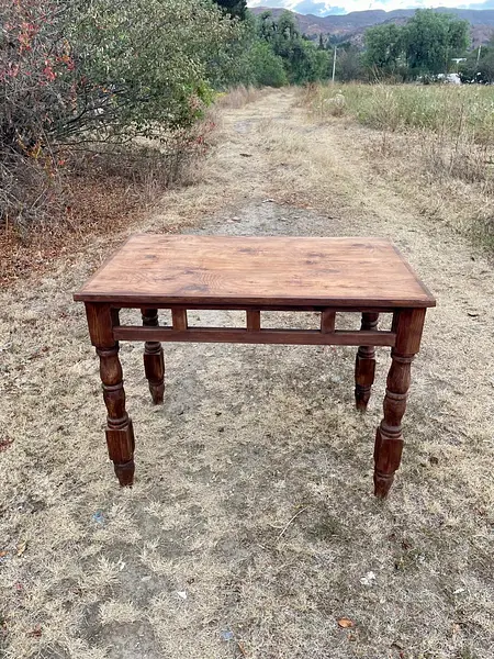 Mesa Clásica Y Patas Torneadas