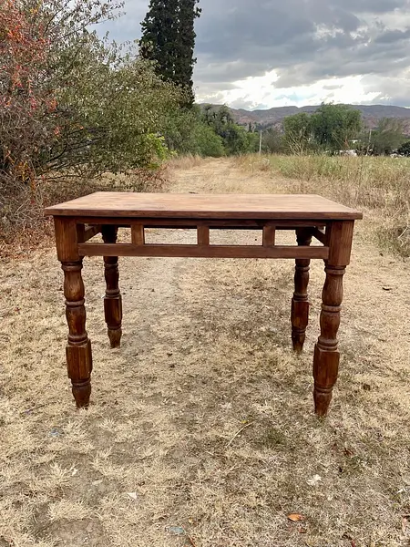 Mesa Clásica Y Patas Torneadas