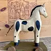 Caballo Tallado En Madera Con Ruedas Y Cola Trenzada