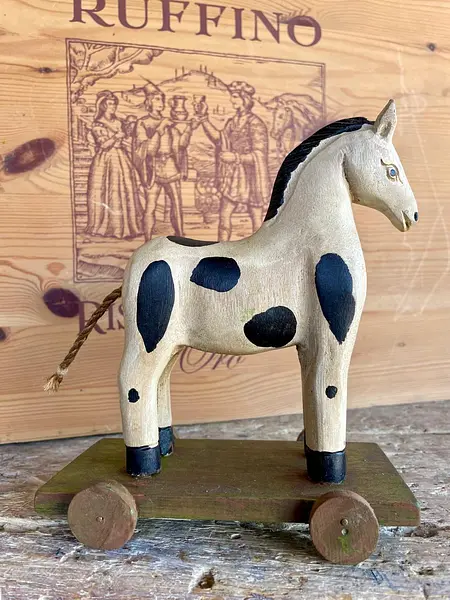 Caballo Tallado En Madera Con Ruedas Y Cola Trenzada