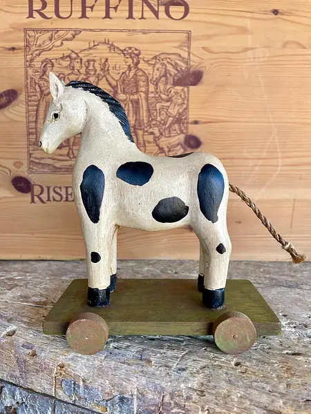 Caballo Tallado En Madera Con Ruedas Y Cola Trenzada