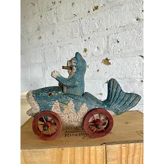 Gato Pescador Artesanal Sobre Ruedas Con Pez
