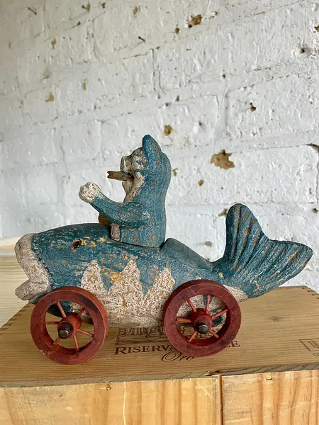 Gato Pescador Artesanal Sobre Ruedas Con Pez