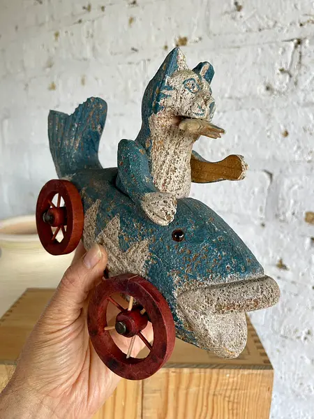 Gato Pescador Artesanal Sobre Ruedas Con Pez