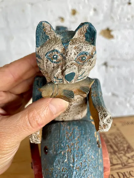 Gato Pescador Artesanal Sobre Ruedas Con Pez