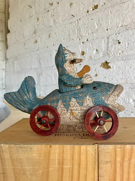 Gato Pescador Artesanal Sobre Ruedas Con Pez