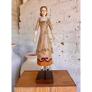 Figura De Muñeca Artesanal Sobre Pedestal