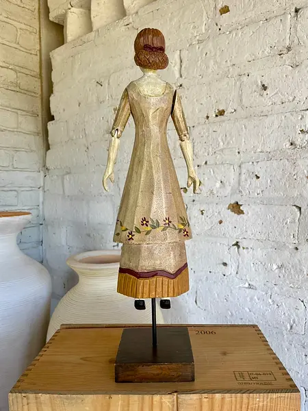Figura De Muñeca Artesanal Sobre Pedestal