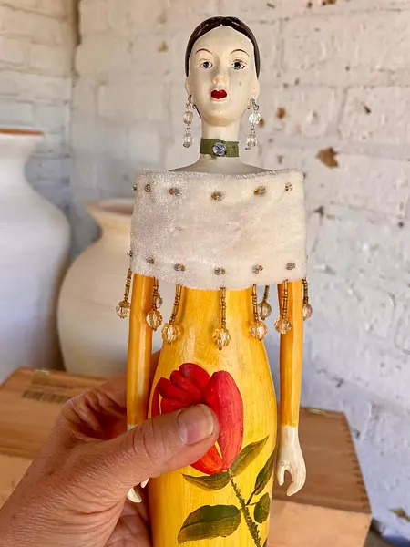 Muñeca De Madera Tallada