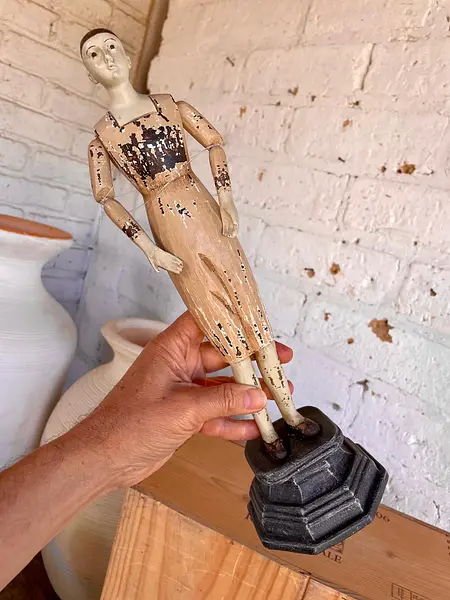 Maniquí Sobre Pedestal Y Brazos Articulados