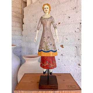 Figura De Muñeca Artesanal Sobre Pedestal