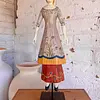 Figura De Muñeca Artesanal Sobre Pedestal