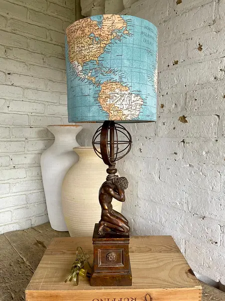 Lámpara De Atlas Y Caperuza De Mapa - U.S.A. 1980