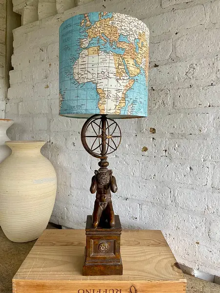 Lámpara De Atlas Y Caperuza De Mapa - U.S.A. 1980