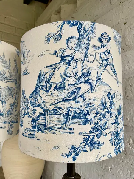 Lámparas Antiguas Con Caperuzas Estilo Toile De Jo