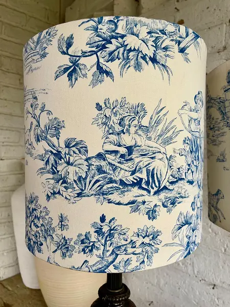 Lámparas Antiguas Con Caperuzas Estilo Toile De Jo