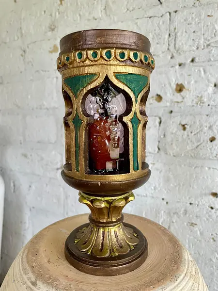 Portavela En Madera Tallada Con Vidrio