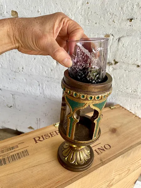 Portavela En Madera Tallada Con Vidrio