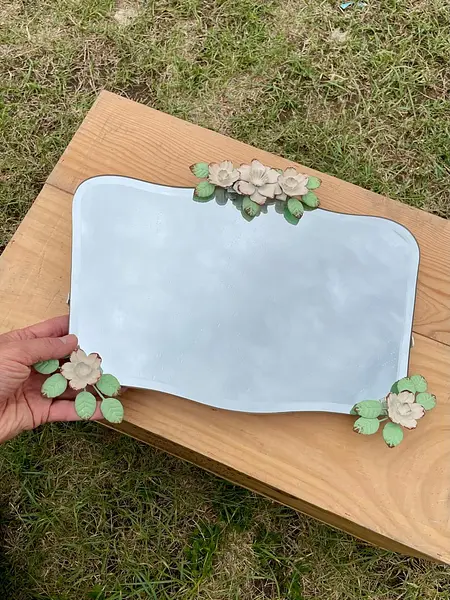 Espejo De Pared Flores Y Hojas Modeladas En Lámina Metálica