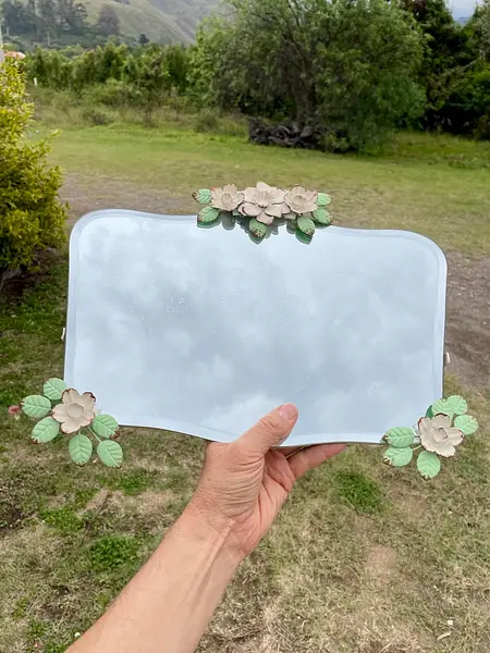 Espejo De Pared Flores Y Hojas Modeladas En Lámina Metálica