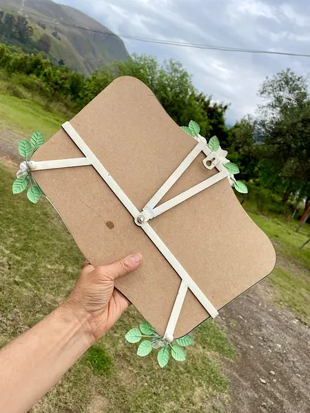 Espejo De Pared Flores Y Hojas Modeladas En Lámina Metálica