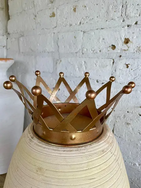 Corona Metálica De Puntas Entrelazadas Terminadas En Esferas