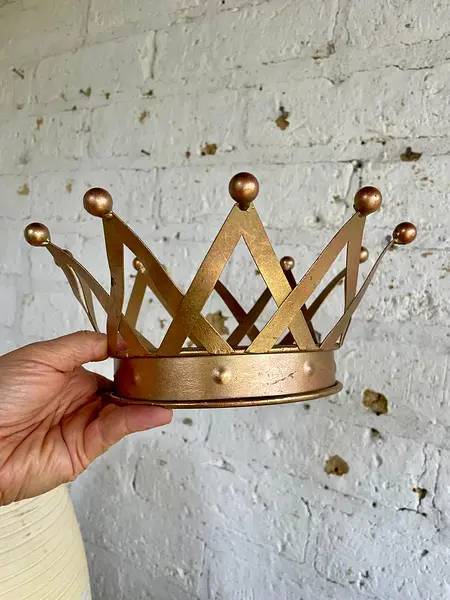 Corona Metálica De Puntas Entrelazadas Terminadas En Esferas