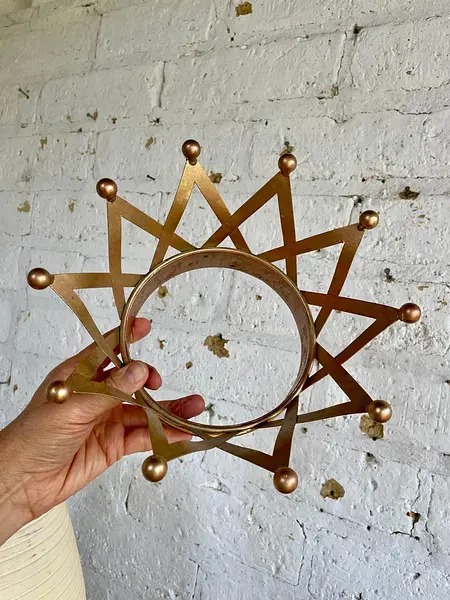 Corona Metálica De Puntas Entrelazadas Terminadas En Esferas