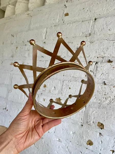 Corona Metálica De Puntas Entrelazadas Terminadas En Esferas