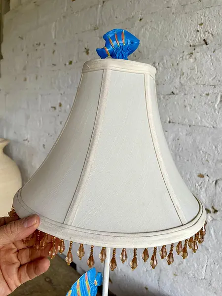 Lámpara De Mesa Con Peces Y Caperuza En Lino