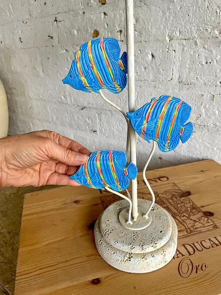 Lámpara De Mesa Con Peces Y Caperuza En Lino