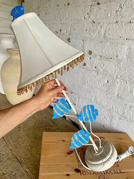 Lámpara De Mesa Con Peces Y Caperuza En Lino