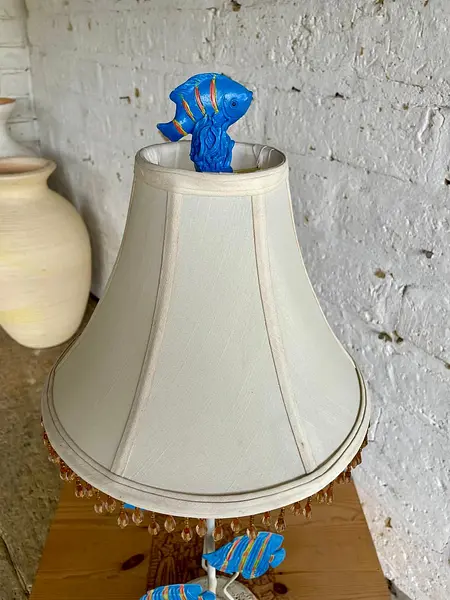 Lámpara De Mesa Con Peces Y Caperuza En Lino