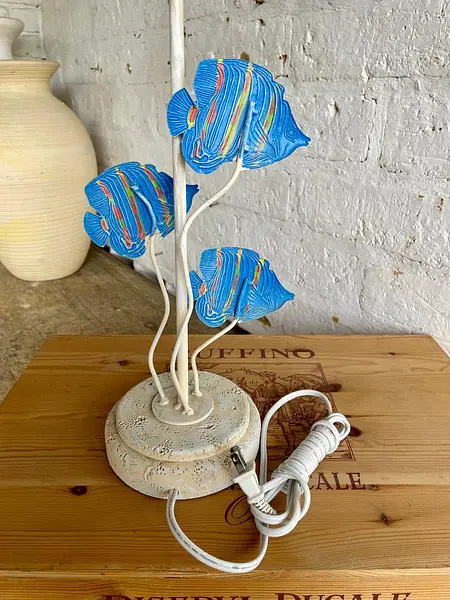 Lámpara De Mesa Con Peces Y Caperuza En Lino