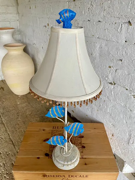 Lámpara De Mesa Con Peces Y Caperuza En Lino