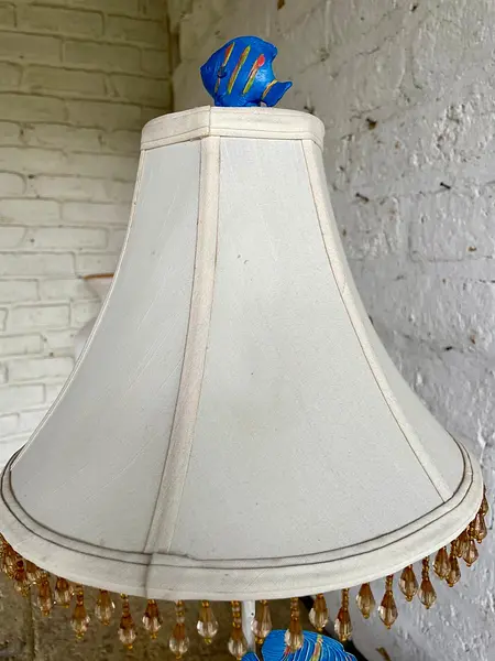 Lámpara De Mesa Con Peces Y Caperuza En Lino