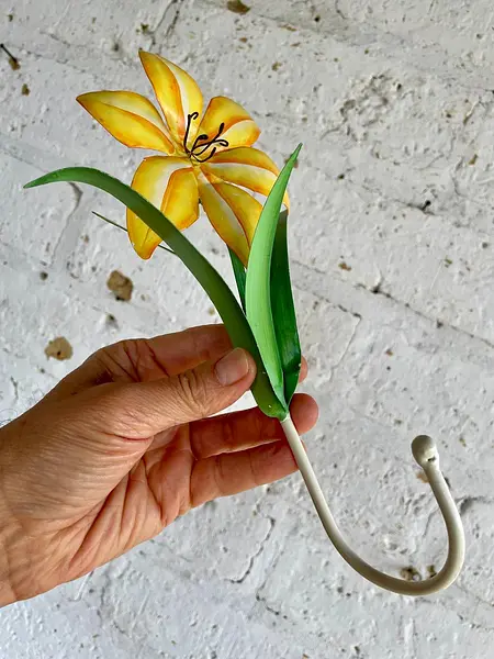 Lirio Metálico Con Gancho De Colgar