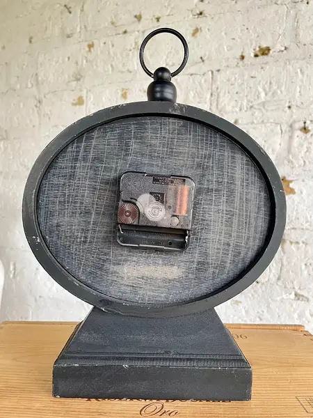 Reloj De Pila Ovalado Con Caja De Madera