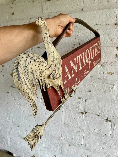 Letrero De Colgar Rústico Antiques Con Gallo