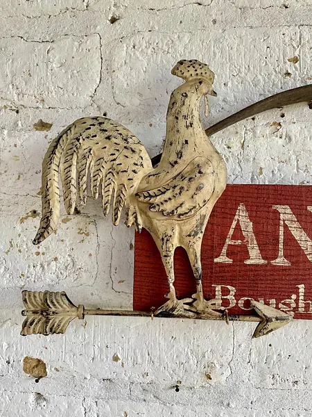 Letrero De Colgar Rústico Antiques Con Gallo