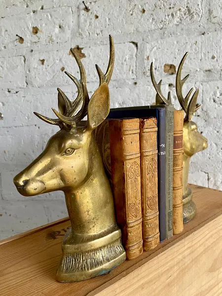 Venados Tranca Libros En Bronce - Corea 1950