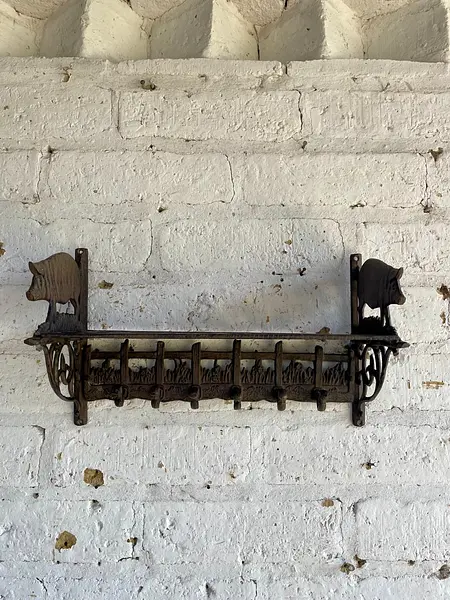 Repisa Perchero En Hierro Fundido Con Figura De Cerdos