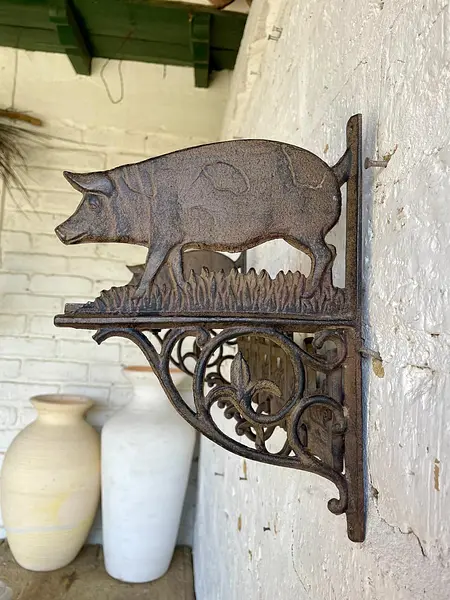Repisa Perchero En Hierro Fundido Con Figura De Cerdos