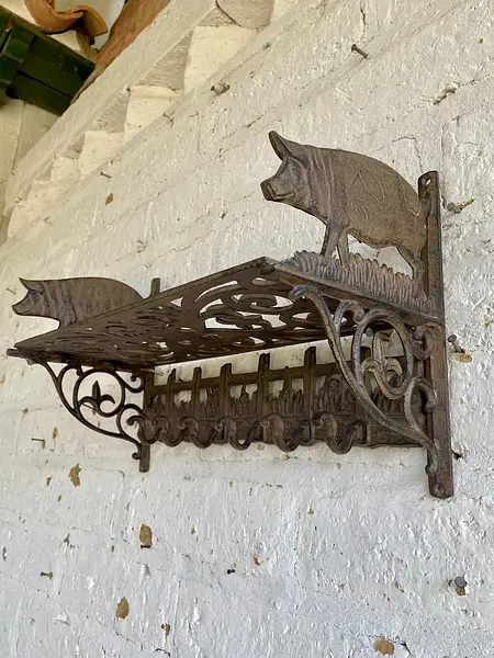 Repisa Perchero En Hierro Fundido Con Figura De Cerdos