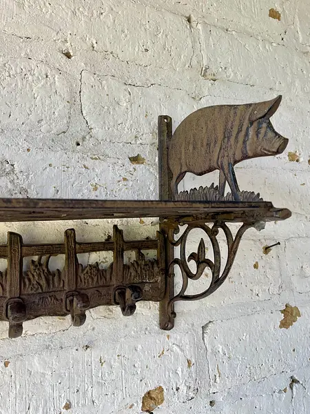 Repisa Perchero En Hierro Fundido Con Figura De Cerdos