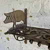 Repisa Perchero En Hierro Fundido Con Figura De Cerdos