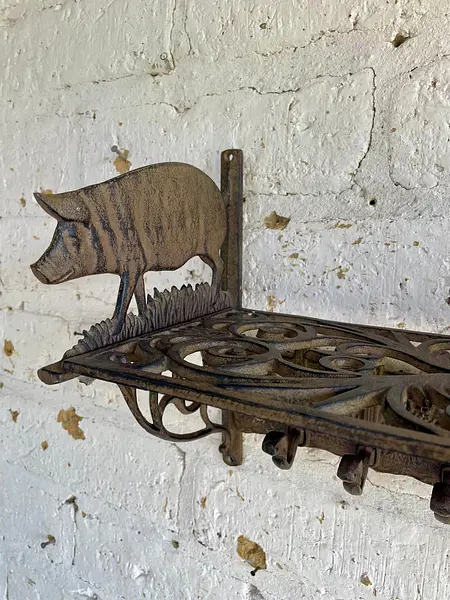 Repisa Perchero En Hierro Fundido Con Figura De Cerdos